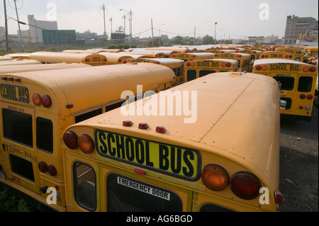 Klassische amerikanische gelben Schulbusse geparkt in Brooklyn in New York City USA, Mai 2006 Stockfoto