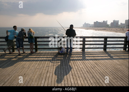 Mann Angeln vom Steg am Strand von Coney Island in New York City USA, Mai 2006 Stockfoto