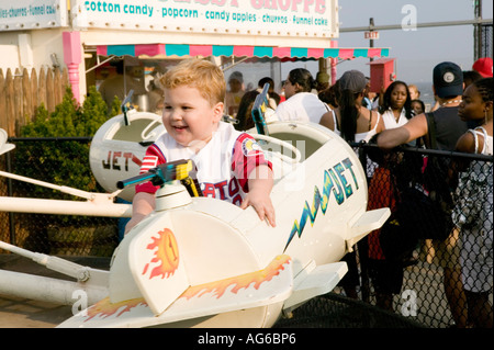Kinder genießen Sie eine Jet-Rakete Fahrt auf Coney Island Rummelplatz in New York City USA Mai 2006 Stockfoto