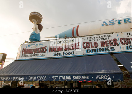 Stände mit Essen an der Strandpromenade auf Coney Island in New York City USA Mai 2006 Stockfoto