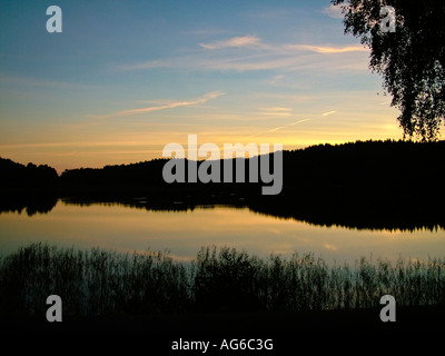 Die Ruhe eines Sees in Südschweden an einem Sommerabend mit den Sonnenuntergang Stockfoto