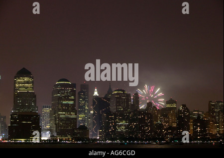 4. Juli Feuerwerk über dem Zentrum von Manhattan in New York City USA von New Jersey 2006 gesehen Stockfoto