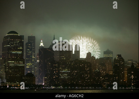 4. Juli Feuerwerk über dem Zentrum von Manhattan in New York City USA von New Jersey 2006 gesehen Stockfoto