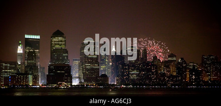 4. Juli Feuerwerk über dem Zentrum von Manhattan in New York City USA von New Jersey 2006 gesehen Stockfoto