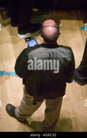 Händler nutzen elektronische Geräte im Handel Hauptraum an der NYSE in New York City USA Juli 2006 Stockfoto