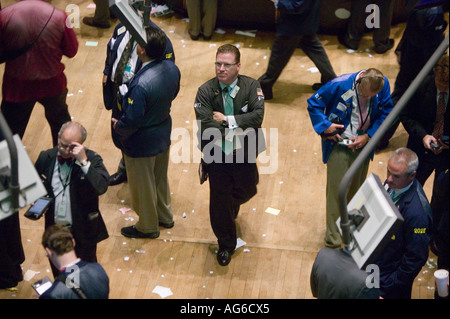 Händler bei Arbeiten im größten Handelsraum an der NYSE in New York City USA Juli 2006 Stockfoto