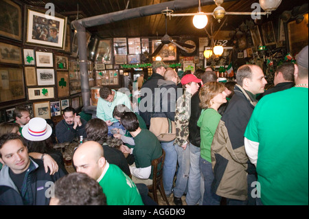 Gesamtansicht im Inneren McSorley s Pub am St Patrick s Day in New York City USA März 2006 Stockfoto