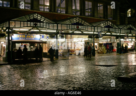 Covent Garden Market in London in einer nassen Nacht Stockfoto