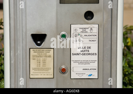 Parken Fahrkartenautomat am Parkplatz im Zentrum von Nuits Saint Georges, Burgund, Frankreich Stockfoto