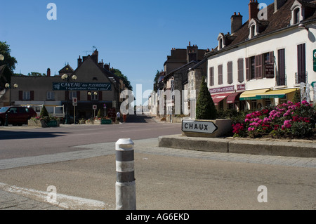 Das Stadtzentrum von Nuits-St-Georges, Burgund, Frankreich an einer Straßenkreuzung ohne Verkehr im Sommer Stockfoto