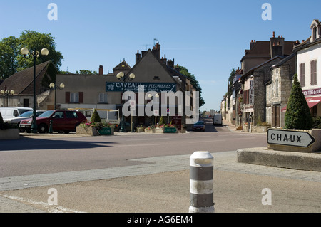 Das Stadtzentrum von Nuits-St-Georges, Burgund, Frankreich an einer Straßenkreuzung ohne Verkehr im Sommer Stockfoto