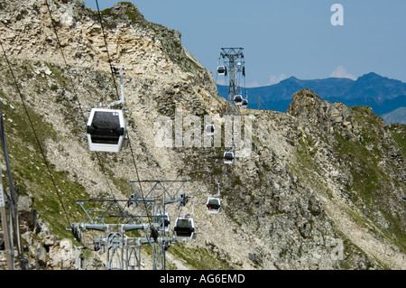 Gondelbahn über Belle Plagne in den französischen Alpen Tarentaise im Sommer Stockfoto