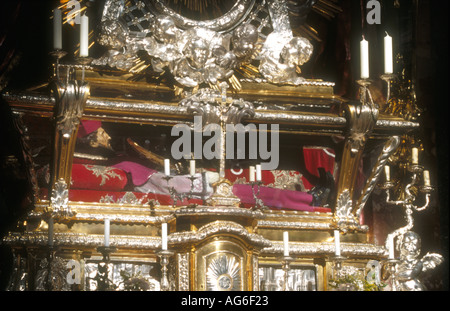 Das Glas-Grab in das Altarbild in der Asamkirche St. Johann Nepomuk-Kirche in München, gebadet in einem Schacht des Sonnenlichts. Stockfoto