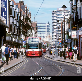 Eine Straßenbahn in der Fußgängerzone an der George Street Croydon Stadtzentrum entfernt. Stockfoto