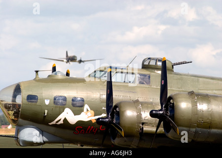 B-17G-105 Boeing fliegende Festung Sally B mit einer Dakota Stockfoto