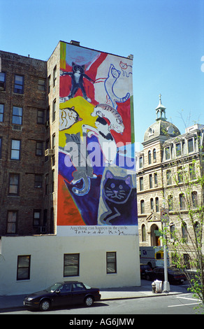 Ein Gebäude in Manhattan Straße mit einem großen Wandgemälde von Katzen auf der Seitenwand, New York, USA. Stockfoto