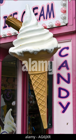 Ein Monster Ice Cream cone 99 äh Werbung leckeres Eis und Süßigkeiten von einem Shop-Eingang Stockfoto
