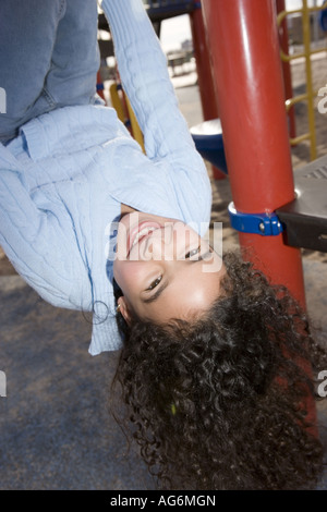 spielen Mädchen Kopf lächelnd aktive Bewegungen hängen Spielplatz Offbeat gerne gewagte süße Freude Stockfoto
