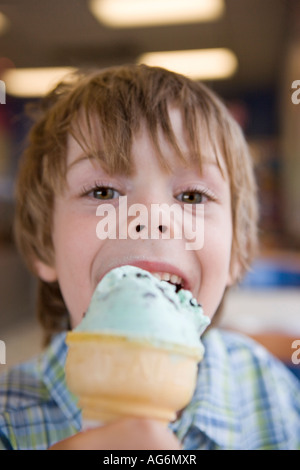 fünf Jahre alten lächelnd mit Eiscreme-Kegel Stockfoto