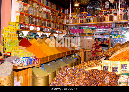 Marokko, Marrakesch, Djemaa El Fna Souk, traditionelle marokkanische afrikanischen Markt Szene von Gewürz, Muttern & Trockenfrüchte Shop oder store Stockfoto