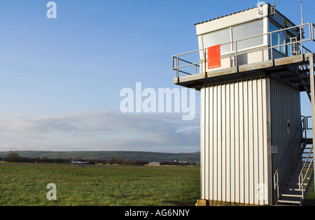 Pembrey FlughafenKontrollturm mit einer Cessna-Flugzeuge abheben Stockfoto