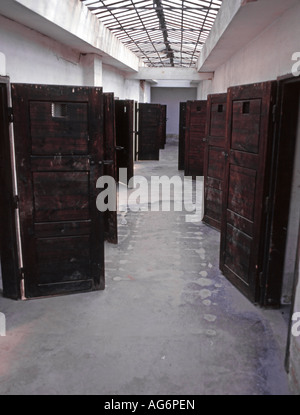 Terezin, Nord-Böhmen, Tschechische Republik.  Teresienstadt KZ. Türen der Einzelhaft Zellen Stockfoto