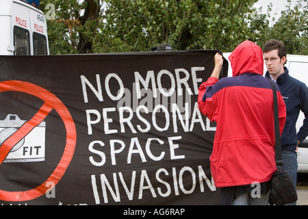 Demonstranten versuchen zu verhindern, dass Polizei Fotografen fotografieren Demonstranten auf dem Klima-Camp, Heathrow, Vereinigtes Königreich Stockfoto