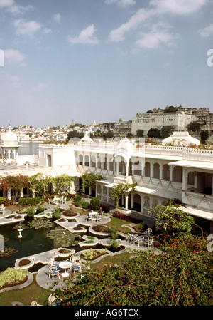 Indien Rajasthan Udaipur Lake Palace Hotel innen Hof und Lily pond Stockfoto