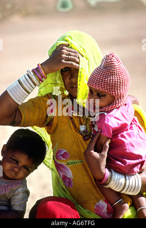 Indien Rajasthan Wüste Thar Khuri Dorf Menschen Frau und Kind Stockfoto