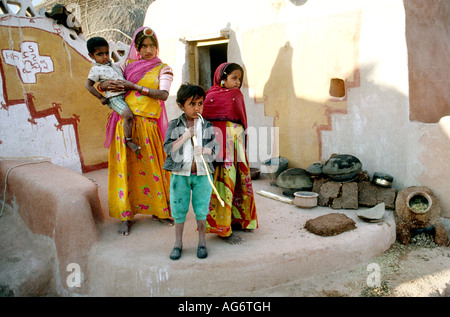 Indien Rajasthan Wüste Thar Menschen junge Familie in Wüste Dorf Stockfoto