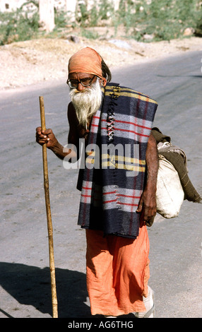 Indien Rajasthan Barmer Religion Menschen heiliger Mann zu Fuß entlang der Straße Stockfoto