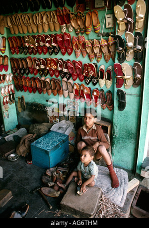 Indien Rajasthan Barmer Menschen Kinder im Schuh-shop Stockfoto