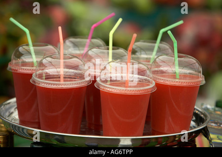 silbernes Tablett von verschiedenen Obst Saft Smoothie Mischungen mit einem Strohhalm Stockfoto