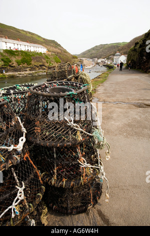 UK Cornwall Boscastle Hafen Lobster Töpfe am Kai Stockfoto