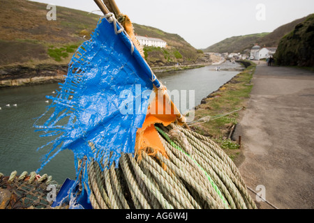 UK Cornwall Boscastle Hafen Flaggen der Hummer Töpfe am Kai Stockfoto