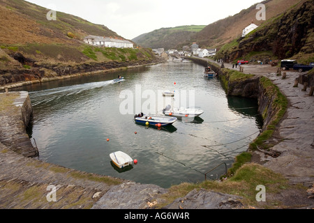 UK Cornwall Boscastle Hafen kleine Boote im Hafen bei Flut Stockfoto