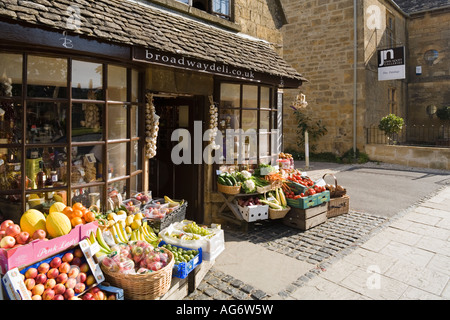 Ein Feinkostgeschäft in der High Street in der Cotswold-Dorf Broadway, Worcestershire Stockfoto