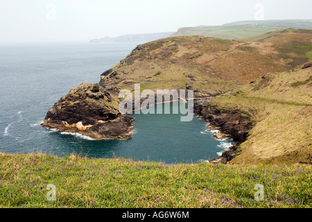UK Cornwall Boscastle Eingang zum Hafen von Boscastle vom Küstenweg auf Willapark Stockfoto