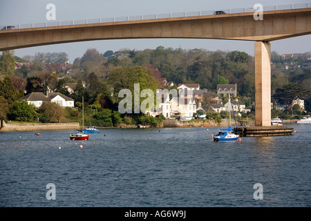 UK Devon Bideford neue Straßenbrücke über Fluß Torridge und am Flussufer Eigenschaften Stockfoto