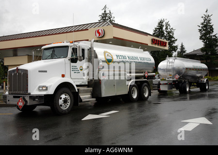 Petro Marinedienstleistungen LKW liefern Gas zu Safeway Tankstelle Alaska Juneau Stockfoto