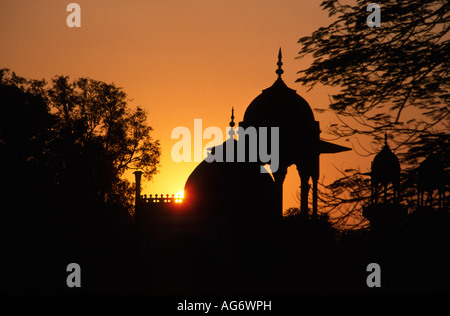 Indien Uttar Pradesh Agra Taj Mahal Gärten Sonnenuntergang über Moghul-Türme Stockfoto