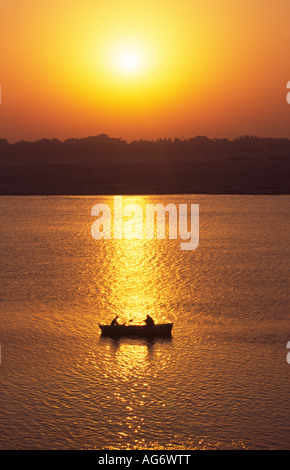 Uttar Pradesh Varanasi in Indien Sonnenaufgang über dem Fluss Ganges Stockfoto