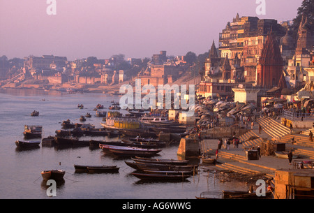 Indien Uttar Pradesh Varanasi Fluss Ganges und Ghats westlich von Dasawamedh in den frühen Morgenstunden Stockfoto