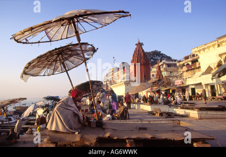 Indien Uttar Pradesh Varanasi Fluss Ganges und Ghats westlich von Dasawamedh am frühen Morgen Stockfoto