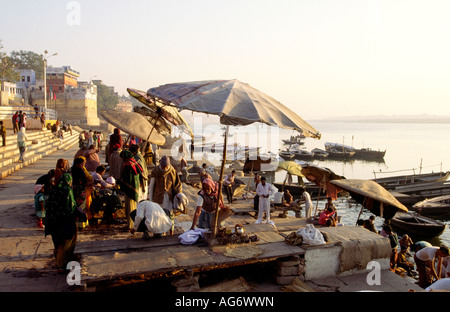 Indien Uttar Pradesh Varanasi Dasawamedh Ghat Pilger im Fluss Ganges am frühen Morgen Stockfoto
