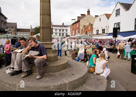 UK Yorkshire Nidderdale Knaresborough Marktplatz Jugendlichen Fish &amp; Chips Essen saß auf cross-Basis Stockfoto