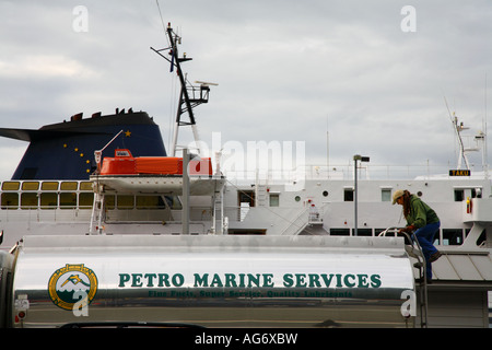 Petro Marinedienstleistungen LKW liefern Kraftstoff nach Alaska State Ferry Juneau Alaska Stockfoto