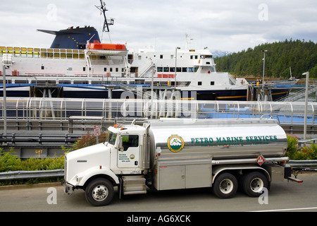 Petro Marinedienstleistungen LKW liefern Kraftstoff nach Alaska State Ferry Juneau Alaska Stockfoto