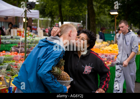 Walthamstow Markt Straßenhändler und Kunden London Stockfoto