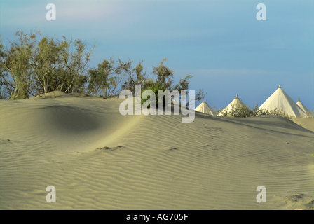 Ägypten Rotes Meer zwischen Quoseir und Marsa Alam Windsurfer-Campingplatz am A isoliert Sandstrand bei Sonnenuntergang Stockfoto